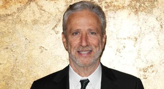 Jon Stewart kuendigt die woechentliche Podcast Show an