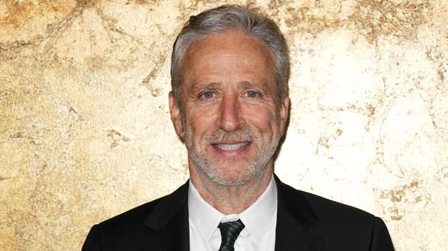 Jon Stewart kuendigt die woechentliche Podcast Show an