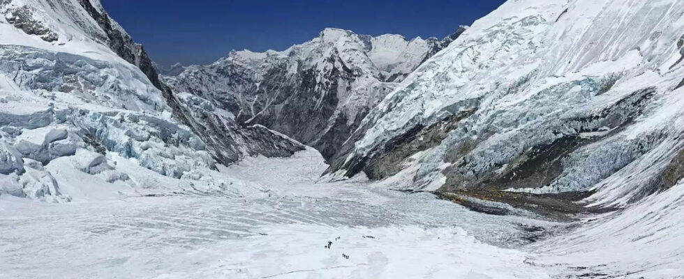 Kenianischer Bergsteiger stirbt am Everest nepalesischer Fuehrer vermisst