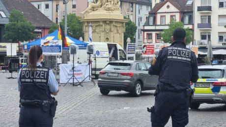 Messerangreifer bei rechter Kundgebung in Deutschland angeschossen GRAPHISCHES VIDEO —