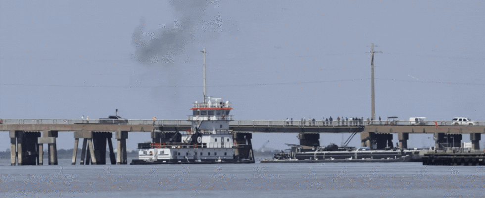 Pelican Island Causeway Lastkahn rammt Bruecke in Texas was zum