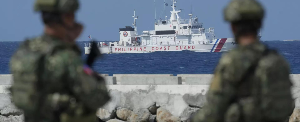 Philippinen schicken Schiffe zum umstrittenen Atoll wo China eine „kuenstliche