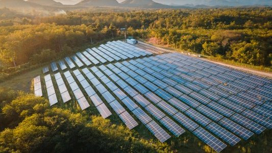 Produktive Solartechnologien ziehen Investoren an da die weltweite Finanzierung des