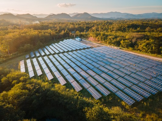 Produktive Solartechnologien ziehen Investoren an da die weltweite Finanzierung des