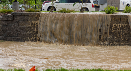 Stuerme haben im Mittleren Westen grosse Hagelkoerner eimerweise Regen und