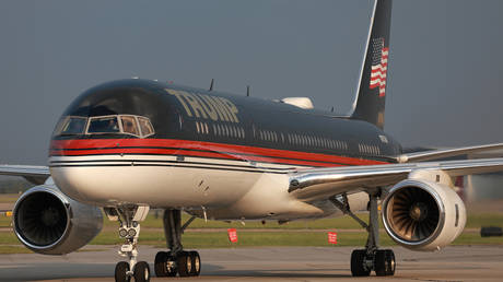 Trumps private Boeing rammt einen anderen Jet am Flughafen von