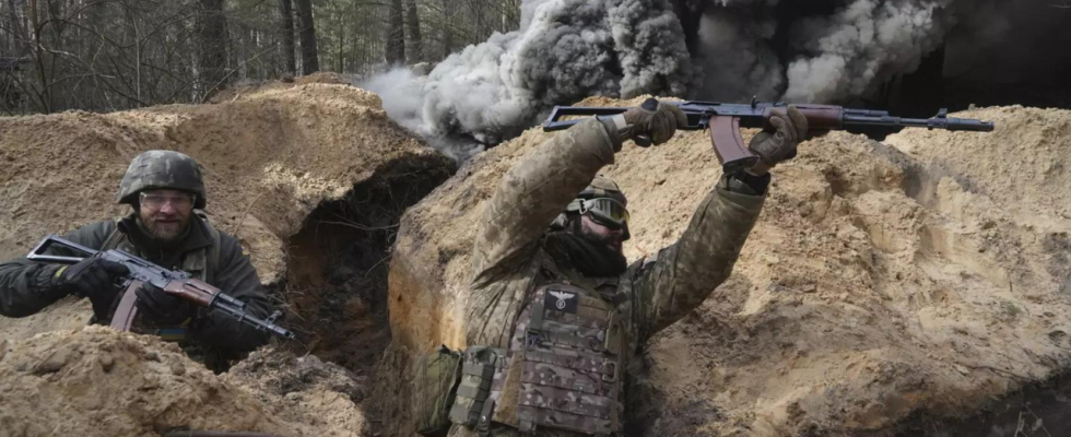 Ueber 1700 Menschen evakuiert waehrend Russland die Bodenoffensive im ukrainischen