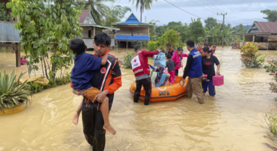 Zerstoerte Haeuser beschaedigte Strassen bei Ueberschwemmungen in Indonesien Erdrutsche mindestens