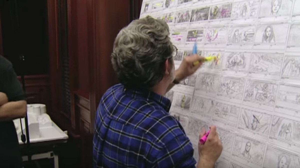 George Lucas hebt Storyboards in einem Standbild hinter den Kulissen von Star Wars: Die dunkle Bedrohung hervor