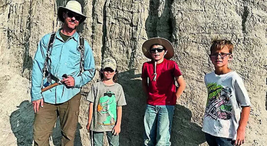 3 US Kinder entdecken auf einer Wanderung in den Sommerferien seltene