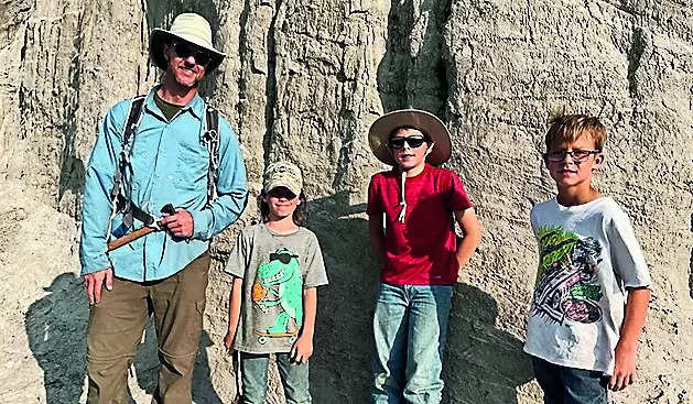 3 US Kinder entdecken auf einer Wanderung in den Sommerferien seltene