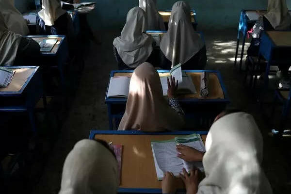 Amnesty International fordert Taliban auf weiterfuehrende Schulen fuer Maedchen wieder