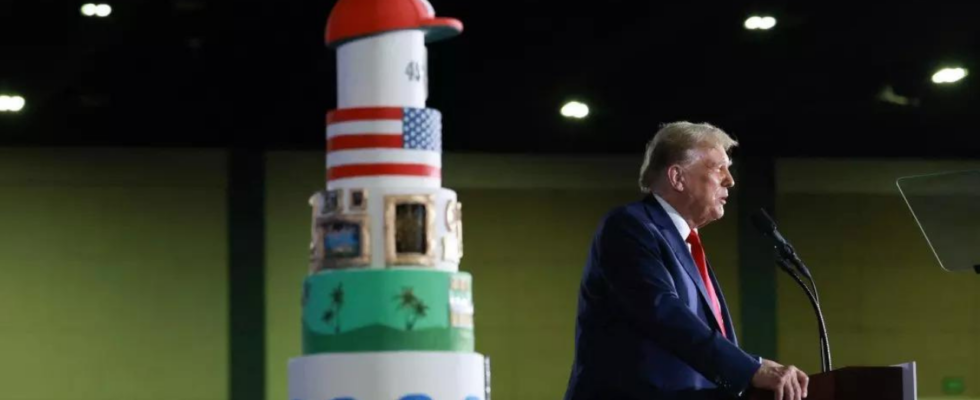 An seinem 78 Geburtstag macht sich Donald Trump ueber sein