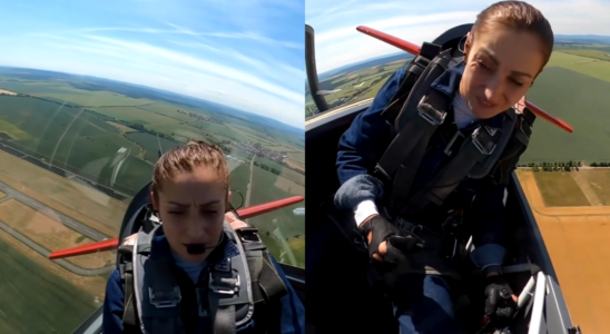 Ansehen Das tat der Pilot als die Kabinenhaube des Flugzeugs