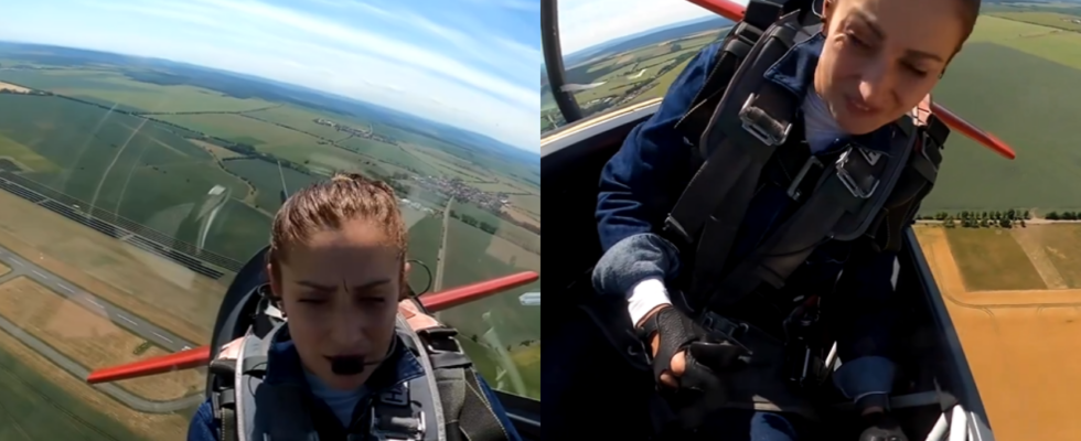 Ansehen Das tat der Pilot als die Kabinenhaube des Flugzeugs