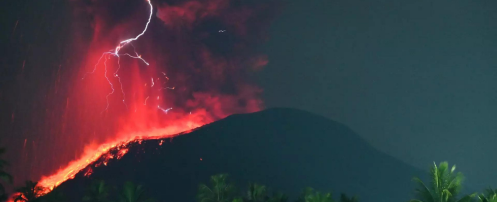 Ausbruch des indonesischen Vulkans Ibu Katastrophenschutz warnt vor moeglichen Ueberschwemmungen