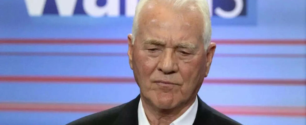 Der 91 jaehrige kanadische Autoteile Milliardaer Frank Stronach wurde wegen sexueller Noetigung