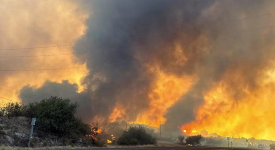 Evakuierungen angeordnet da sich Waldbraende noerdlich von Los Angeles ausbreiten