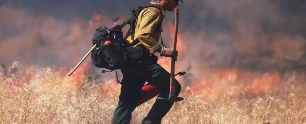 Feuerwehrleute in Kalifornien kommen nach heissem windigem Wochenende im Kampf