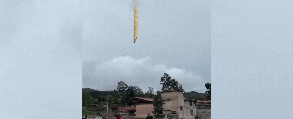 Giftige Raketentruemmer stuerzen in China in ueberfuelltes Gebiet Menschen fliehen