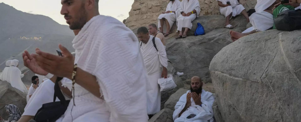 Hoehepunkt des Hadsch Muslimische Pilger beten auf dem Berg Arafat