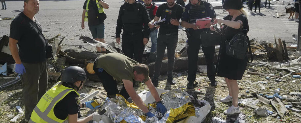 Sieben Tote und Dutzende Verletzte nach Raketeneinschlag in einer Stadt