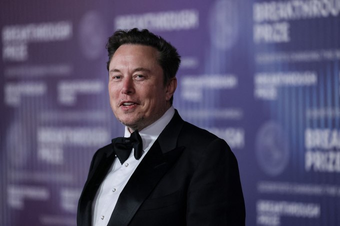 Der südafrikanische Geschäftsmann Elon Musk kommt am 13. April 2024 zur Verleihung des Tenth Breakthrough Prize im Academy Museum of Motion Pictures in Los Angeles, Kalifornien. (Foto von ETIENNE LAURENT/AFP via Getty Images)