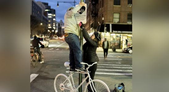 Ueberall in New York tauchen weisse Fahrradstaender auf um an