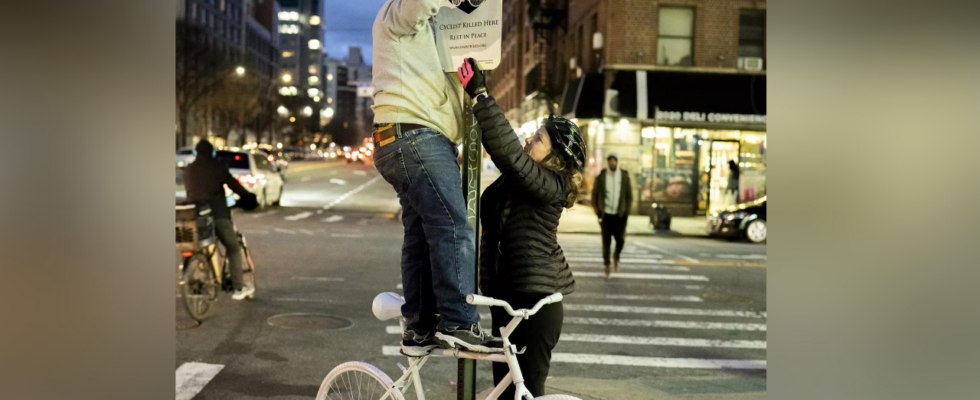 Ueberall in New York tauchen weisse Fahrradstaender auf um an