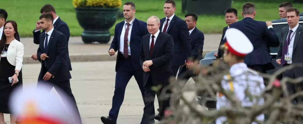 Wladimir Putin in Hanoi nach der Unterzeichnung des Verteidigungspakts mit