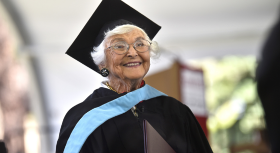 105 jaehrige Frau schliesst nach 83 jaehriger Pause ihr Studium an der