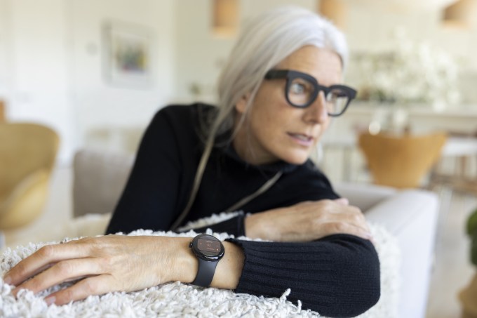 Frau trägt Google Pixel Watch