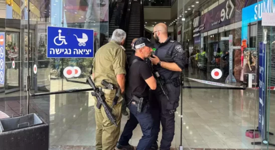 2 Maenner bei Terroranschlag in israelischem Einkaufszentrum erstochen.webp