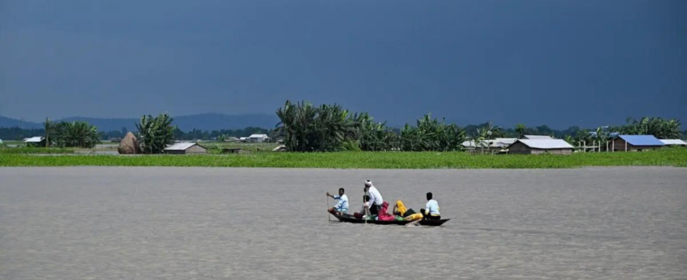 Acht Tote zwei Millionen Betroffene durch Ueberschwemmungen in Bangladesch