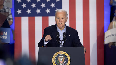 Biden sagt er „regiere die Welt — World