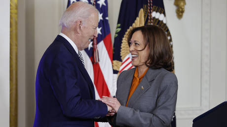 Biden unterstuetzt Kamala Harris als US Praesidentin — World