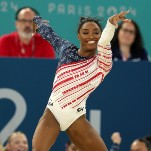 Die Erinnerung an Simone Biles‘ kraftvolle Worte ueber Ueberlebende macht