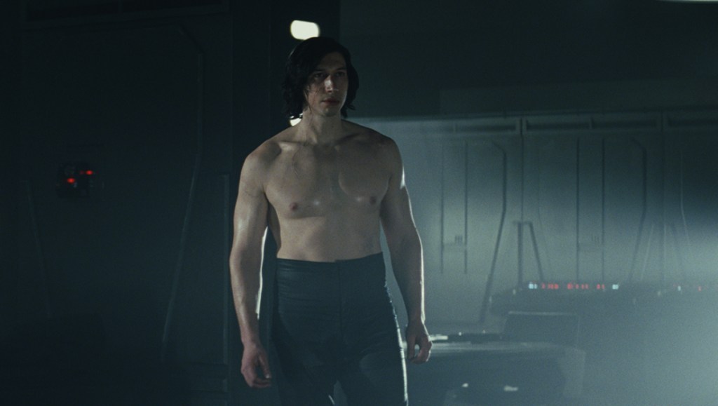 Kylo Ren steht ohne Hemd in seinem Zimmer