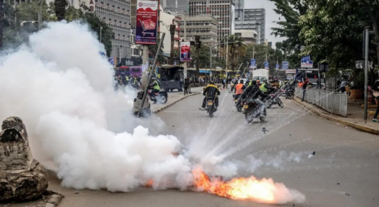 Kenianische Polizei setzt Traenengas ein waehrend regierungsfeindliche Demonstranten Reifen verbrennen