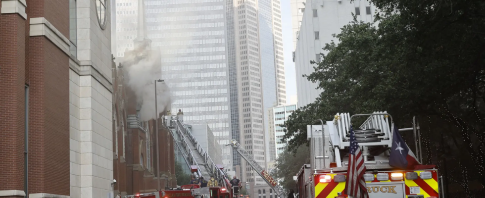 Kirchenschiff der historischen First Baptist Church in Dallas durch Brand