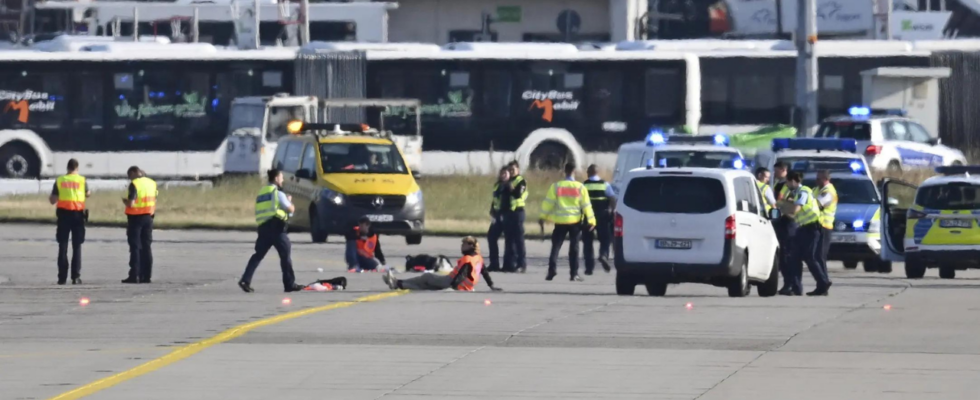 Klimawandel Klimaprotest am Frankfurter Flughafen zwingt zu voruebergehendem Flugstopp