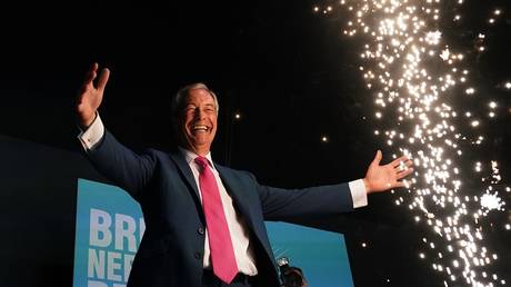 London schlaegt Alarm wegen „russischer Bots die Farage unterstuetzen —