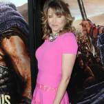 Lucy Lawless entstaubt Schwert und Sandalen fuer verwirrendes neues Spartacus Spin off