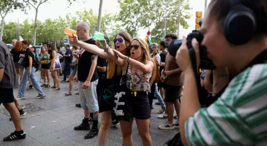 Massentourismus Warum Demonstranten in Barcelona Touristen mit Wasser bespritzen