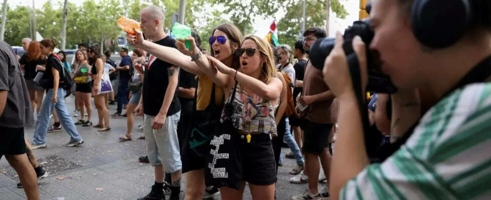 Massentourismus Warum Demonstranten in Barcelona Touristen mit Wasser bespritzen