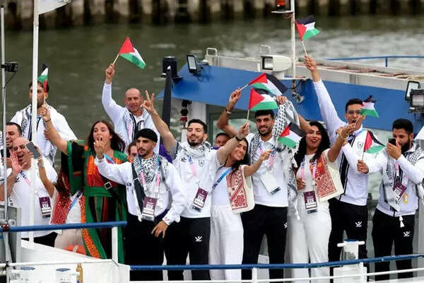 Olympische Spiele in Paris Palaestinensischer Boxer traegt T Shirt mit Abbildungen