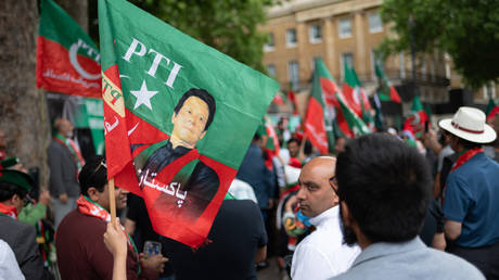 Pakistan verbietet offiziell Imran Khans Partei — World