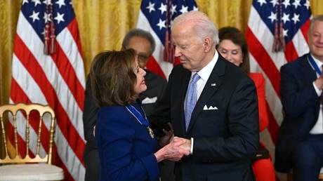 Pelosi Bidens psychische Gesundheit darf in Frage gestellt werden —