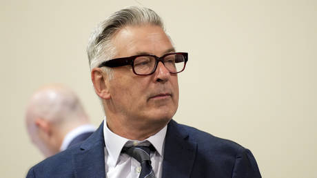 Richter weist Fall von Totschlag gegen Alec Baldwin ab —