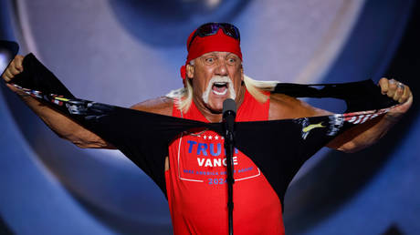 SEHEN SIE WIE Hulk Hogan dem „Helden Trump das Hemd